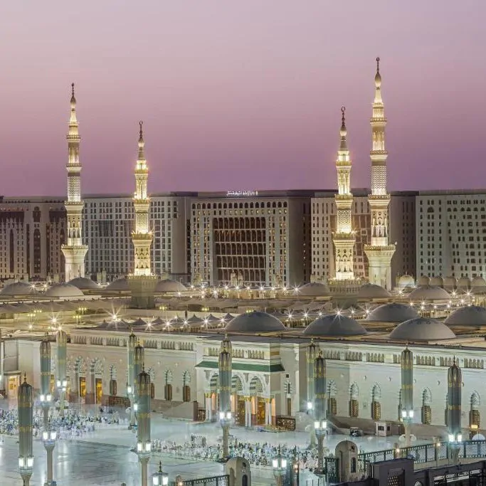 Suudi Arabistan turu, Medine Mescid-i Nebevi gece manzarası