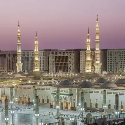 Suudi Arabistan turu, Medine Mescid-i Nebevi gece manzarası