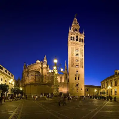 Endülüs turu, Sevilla Katedrali ve Giralda Kulesi gece manzarası